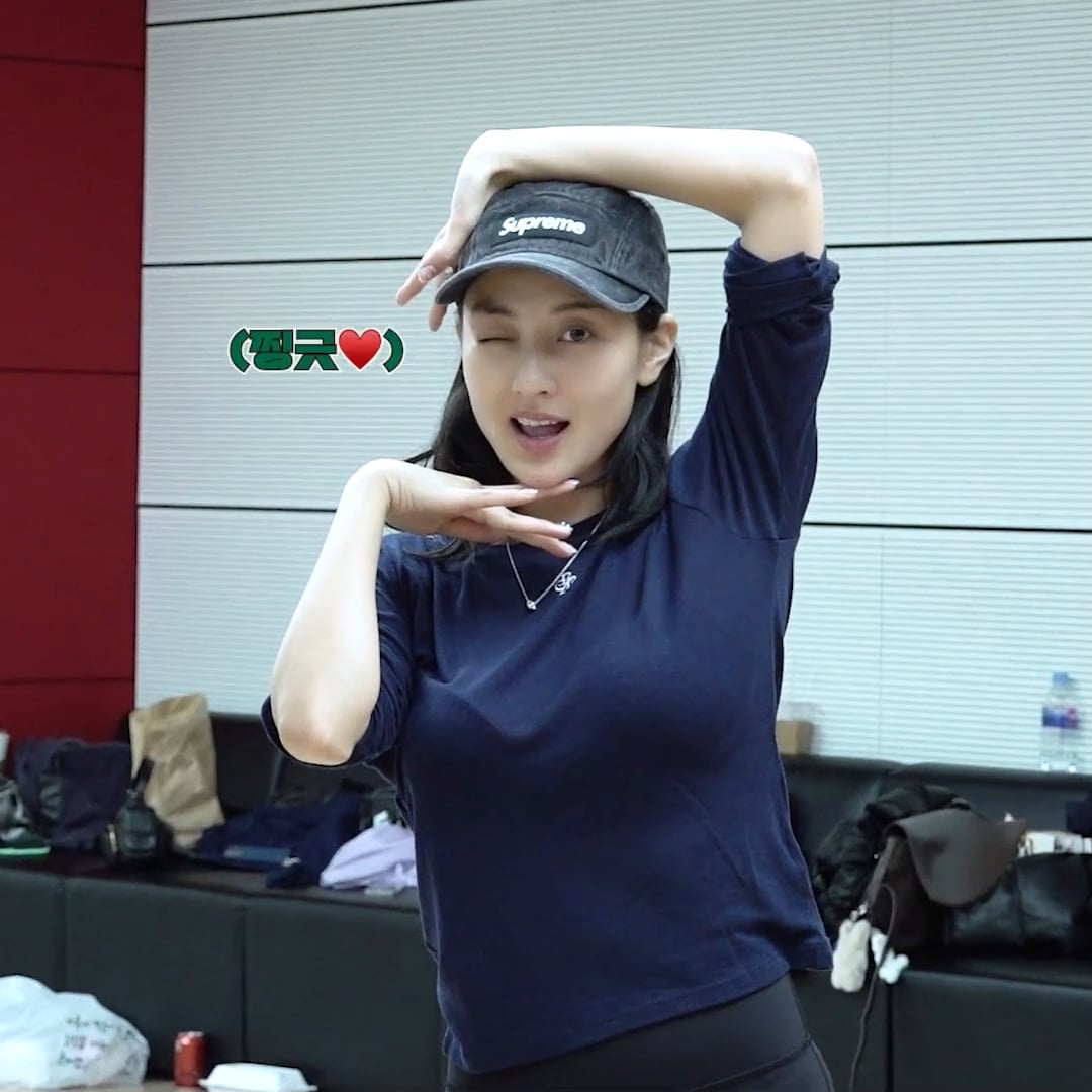 Jihyo getting shy after a cute wink - PTKOREA